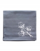Serviette en coton pur gris, brodée de fleurs de lotus, confectionnée en France