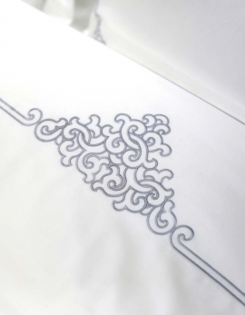 Drap de lit blanc brodé couleur gris argenté en satin de coton, fabriqué en France